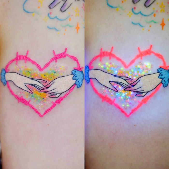 Tatuadora hace tatuajes bonitos, delicados y femeninos que brillan; tatuaje de manos con corazón de alambre de púas color rosa y azul pastel