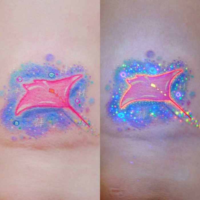 Tatuadora hace tatuajes bonitos, delicados y femeninos que brillan; tatuaje de mantarraya rosa en la galaxia de colores pastel