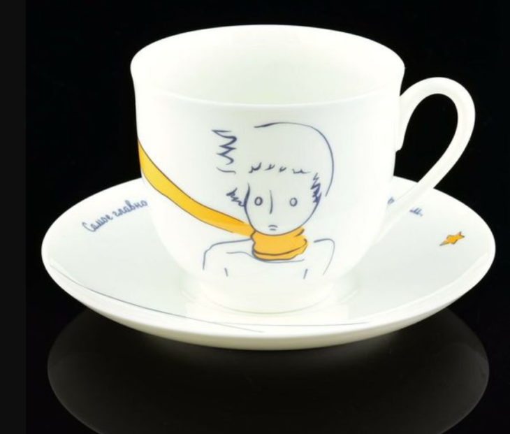 Taza inspirada en El Principito, donde aparece el torzo del Principito con su bufanda amarilla