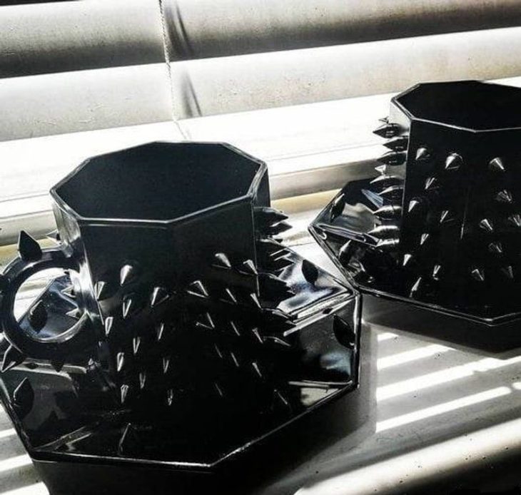 Taza de cerámica con picos en color negro