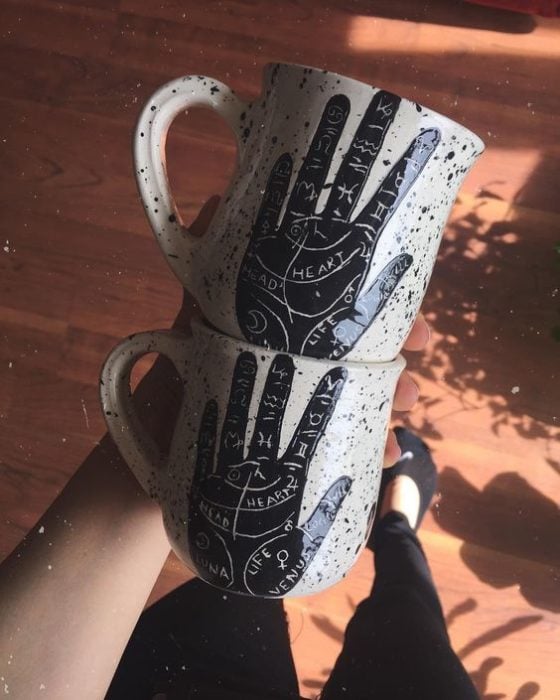 Tzas de ceramica co palmas de mano pintadas