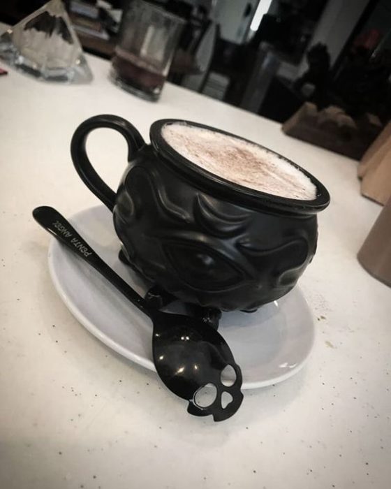 Taza en forma de caldero con cuchara en forma de cráneo en color negro