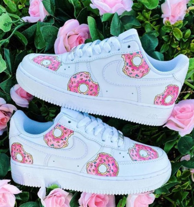 Tenis para chica, pintados a mano con diseño de donas de Homero