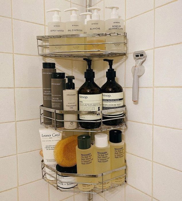 Productos de cabello en el baño