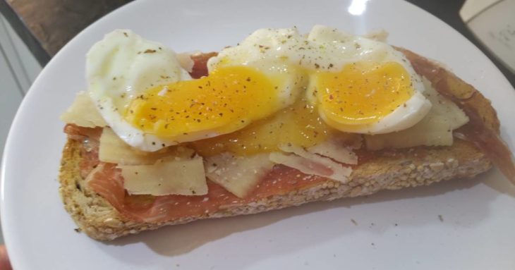 Tostadas de queso, jamón y huevo