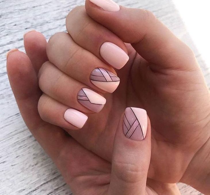 Manicura con detalle geométrico en color rosa bebé y gris