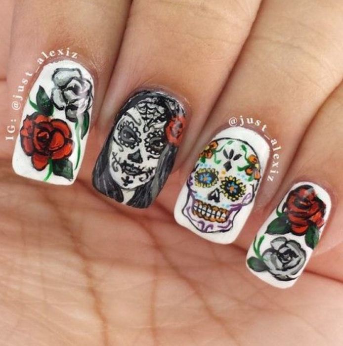 Uñas inspiradas en Día de Muertos con diseño de calaveras y rosas