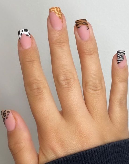 Manicura en diseño animal print en colores con la punta en diseños diferentes de cada animal