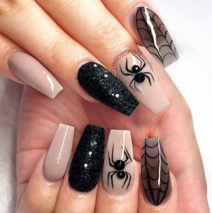 Uñas inspiradas en Halloween con diseño de telaraña y arañas