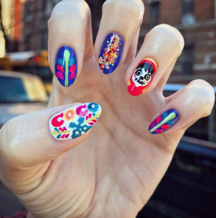 Uñas inspiradas en Día de Muertos con diseño de la película de Coco