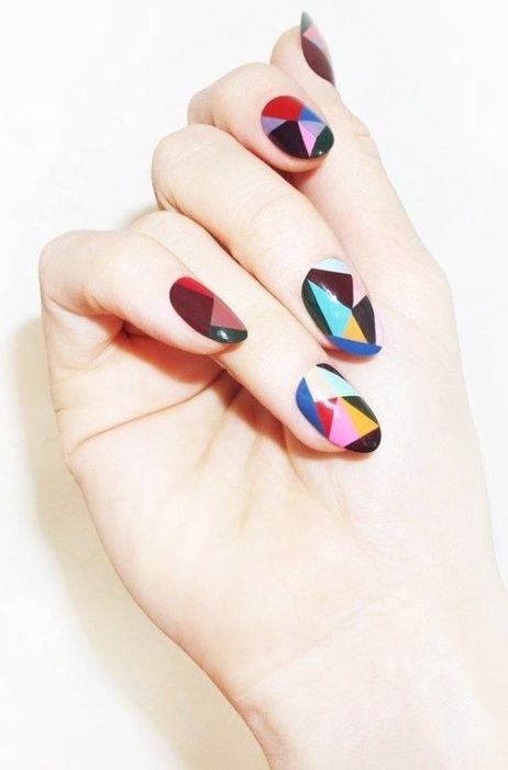 Manicura con detalle geométrico en colores diversos