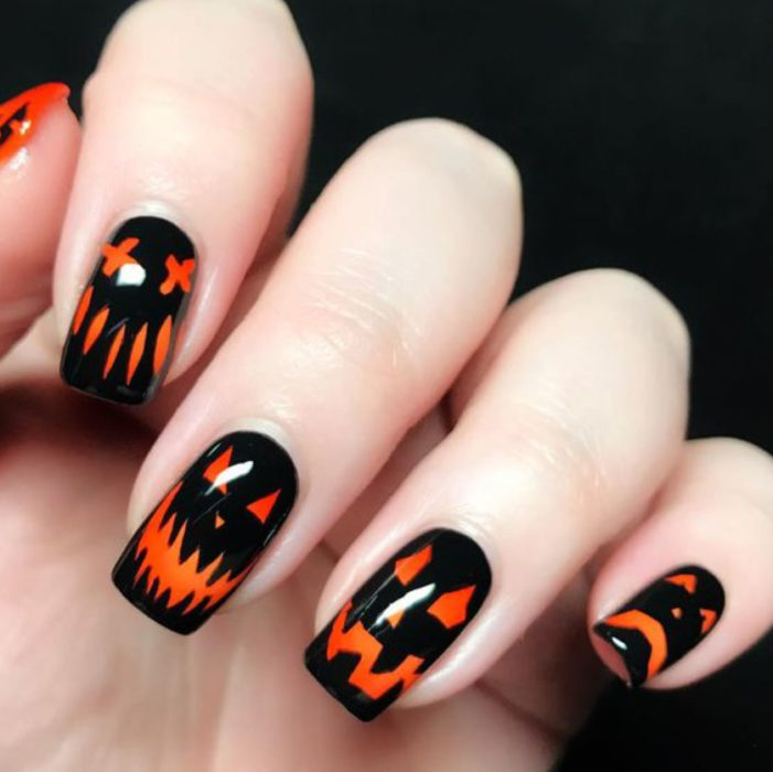 Uñas inspiradas en Halloween con diseño de calabazas con diferentes rostros