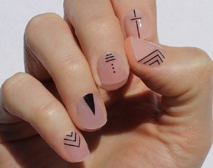 Diseño de manicura en uñas cortas en fondo transparente y diseño tribal