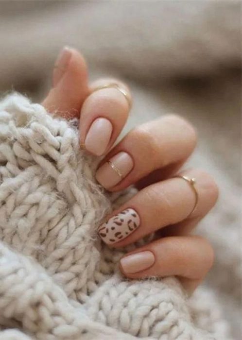 Manicura en diseño animal print en colores nudes con diseño en dedo anular