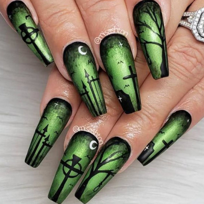 Uñas inspiradas en Halloween con diseño de cementerio en color negro y verde