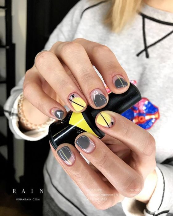 Diseño de manicura en uñas cortas en color amarillo, gris y negro