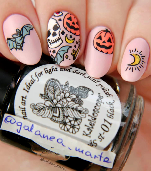 Diseños de uñas de almendra kawaii, tiernas en color rosa pastel de Halloween; murciélagos, calaveras, lunas, llaves antiguas, calabazas y ojos