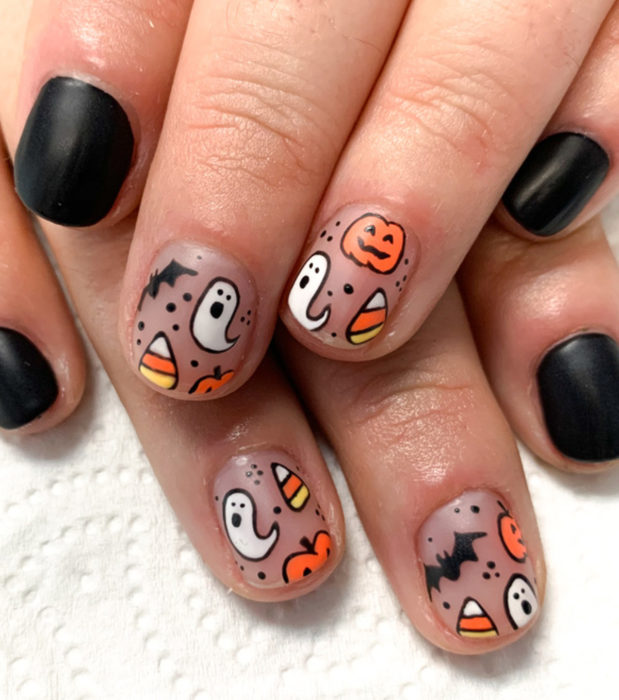 Diseños de uñas cortas kawaii, tiernas de Halloween en color pastel y negras; fantasmas, murciélagos, dulces y calabazas