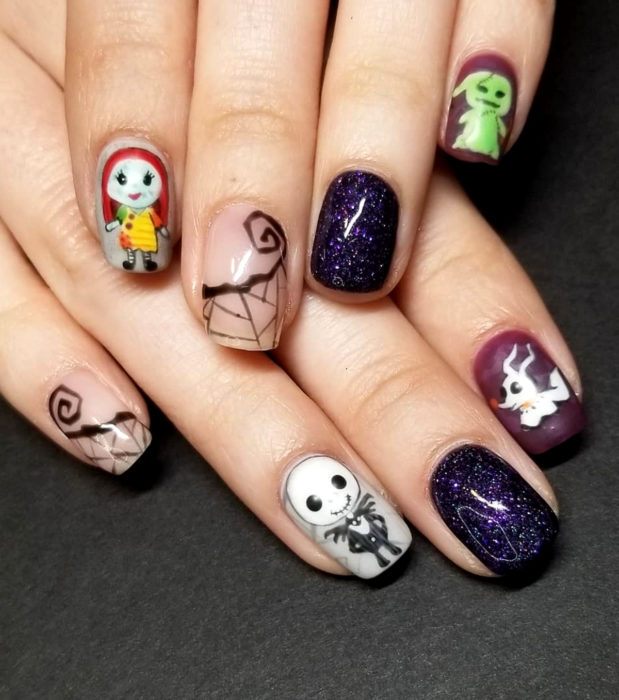 Diseños de uñas cuadradas kawaii, tiernas de Halloween en color pastel; Pesadilla antes de Navidad, El extraño mundo de Jack Skellington, Sally, Oogie Boogie y perro fantasma