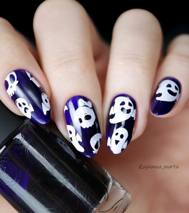 Diseños de uñas largas de almendra kawaii, tiernas de Halloween en color pastel y morado;  fantasmas y calavera con moño