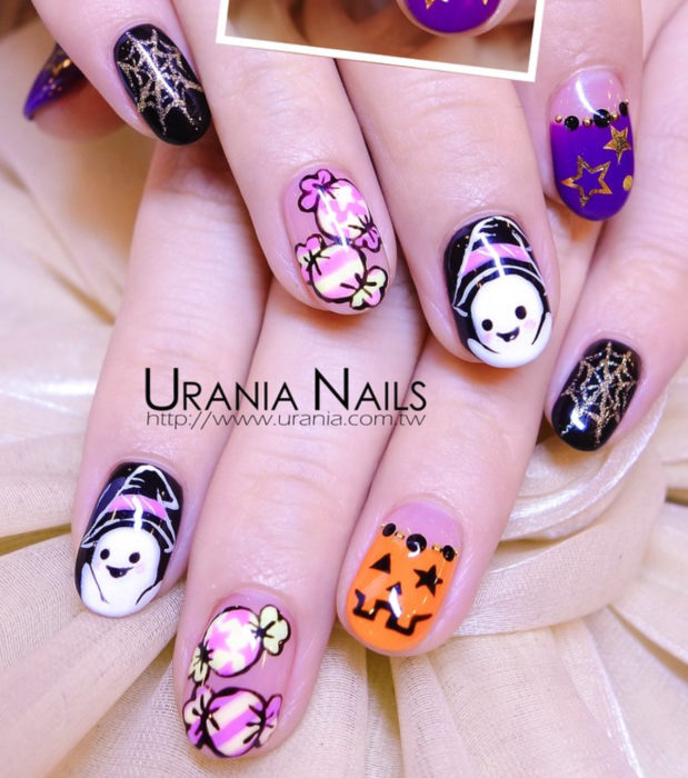 Diseños de uñas cortas kawaii, tiernas de Halloween en color rosa pastel, negro y morado; fantasmas con gorros de bruja, calabazas, telarañas y dulces