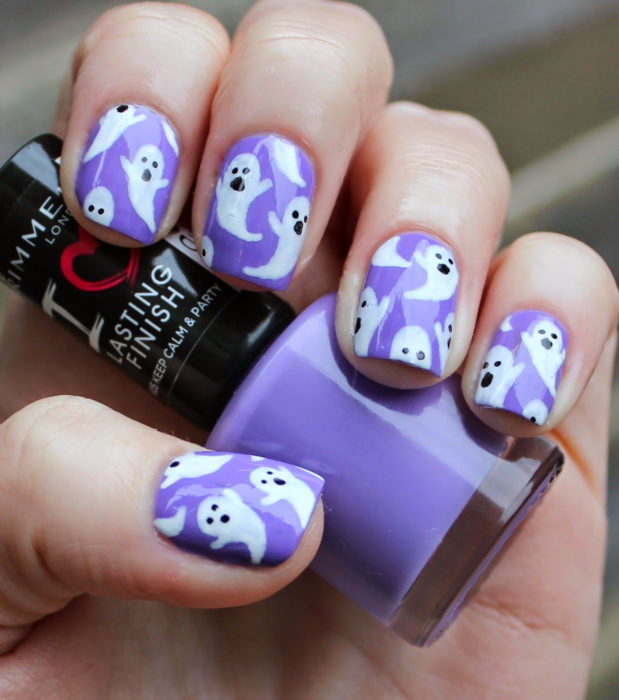 Diseños de uñas cortas cuadradas kawaii, tiernas en color morado, lila pastel de Halloween; fantasmas