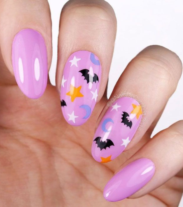 Diseños de uñas largas almendra kawaii, tiernas en color rosa pastel de Halloween; murciélagos, lunas y estrellas