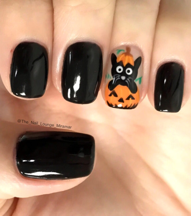 Diseños de uñas cuadradas cortas kawaii, tiernas en color negro de Halloween; gato con calabaza