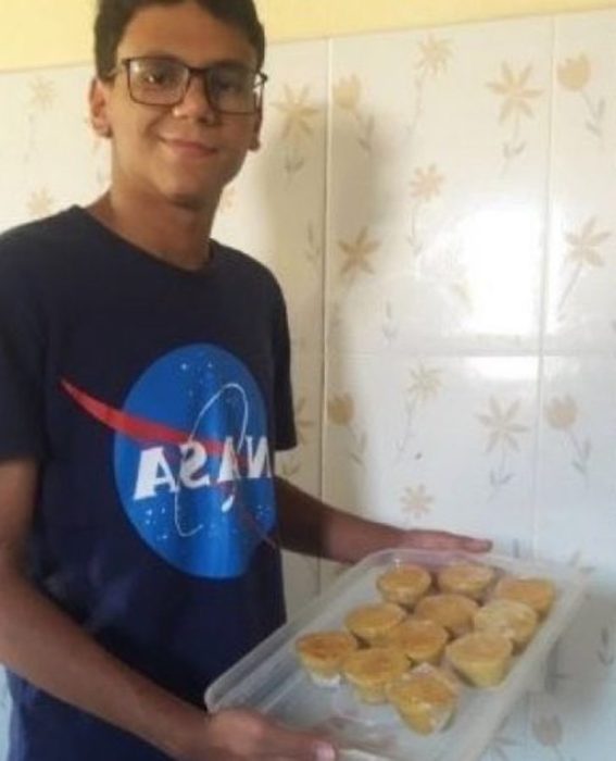 Arthur vendiendo pastelillos para costear sus estudios