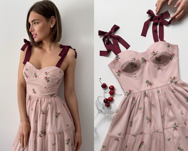 Larne Studio hace bonitos vestidos de corsé; rosa con flores rojas, cerezas