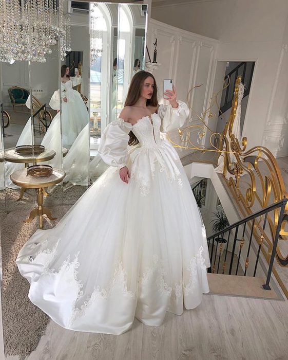 Chica con vestido de novia diseñado por Marionela con mangas estilo princesa