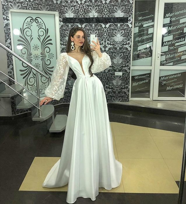 Chica con vestido de novia diseñado por Marionela con escote de pedrería 