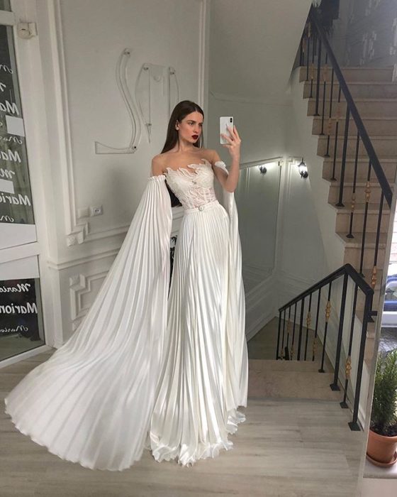 Chica con vestido de novia diseñado por Marionela plisado 