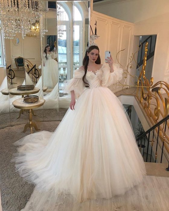 Chica con vestido de novia diseñado por Marionela inspirado en princesas Disney