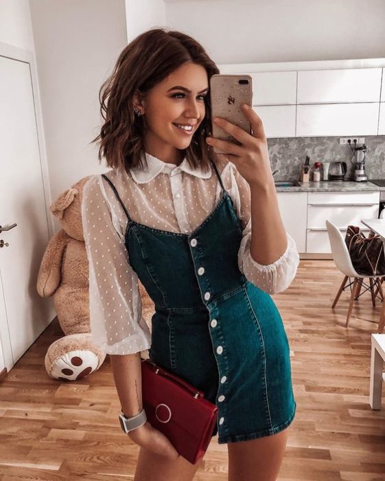 Chica con blusa blanca transparente con vestido verde de pana