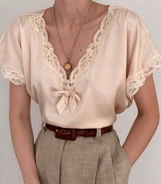 blusa beige de tirantes con encaje de cuello en v y manga corta, cinturón café y pantalón de vestir beige a la cintura