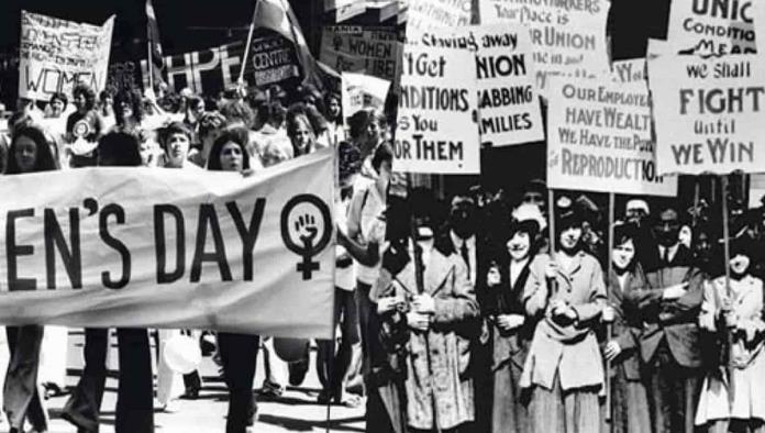 Foto antigua de mujeres manifestándose el 8 de marzo