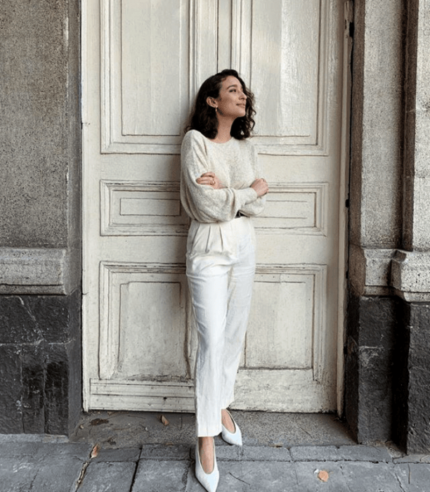 chica de cabello corto con pantalon blanco, suéter blanco y zapatillas blancas