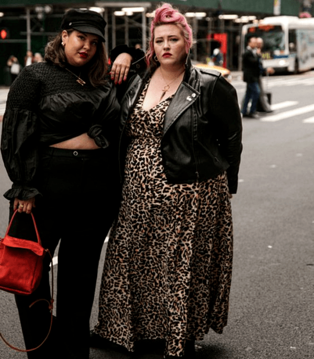 chicas curvy, una usando un beret negro blusa negra de manga larga, jeans high waist negros y bolso rojo, otra con cabello rosa, chamarra de cuero, vestido largo de animal print 