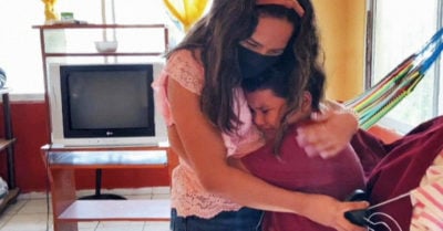 Profesora recolecta televisores y los regala a sus alumnos de escasos recursos