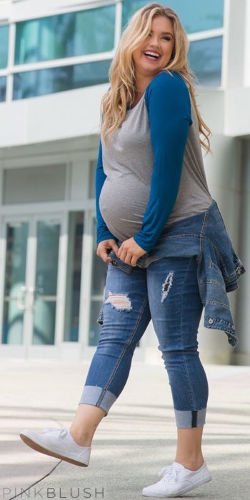 Chica usando un outfit de maternidad de jeans con chaqueta de mezclilla y blusa de beisbol 