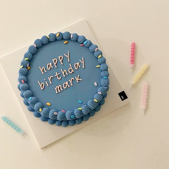 pastel minimalista en color azul con letras blancas feliz cumpleaños