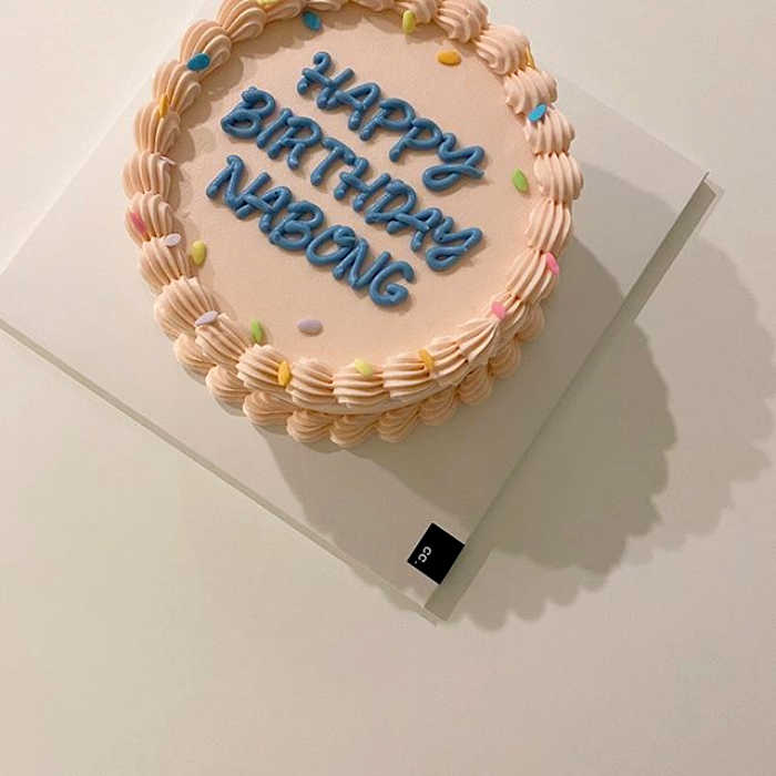 pastel rosa claro con betún azul de feliz cumpleaños diseño minimalista