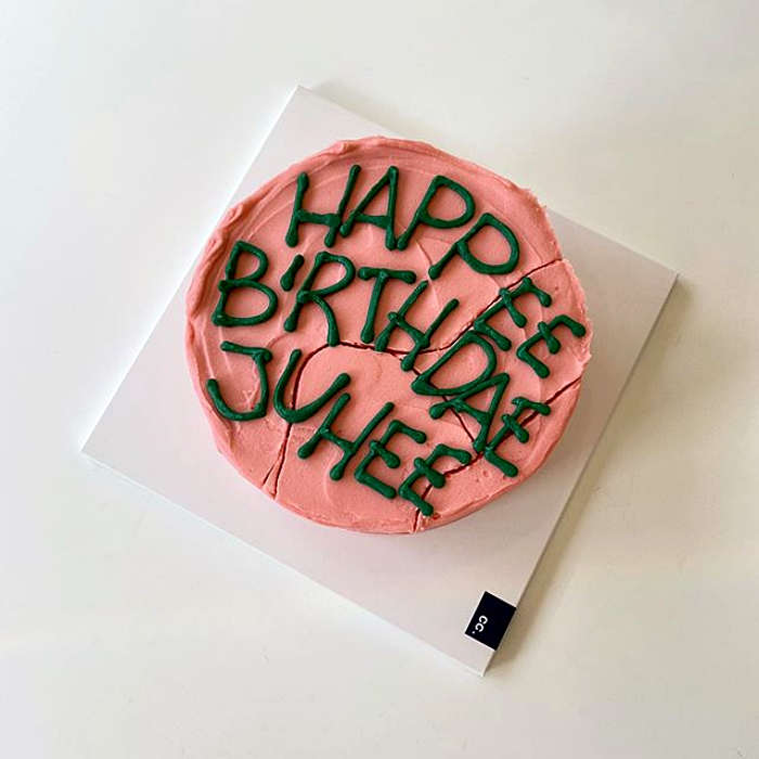 pastel minimalista inspirado en harry potter de color rosa y feliz cumpleaños con betún verde