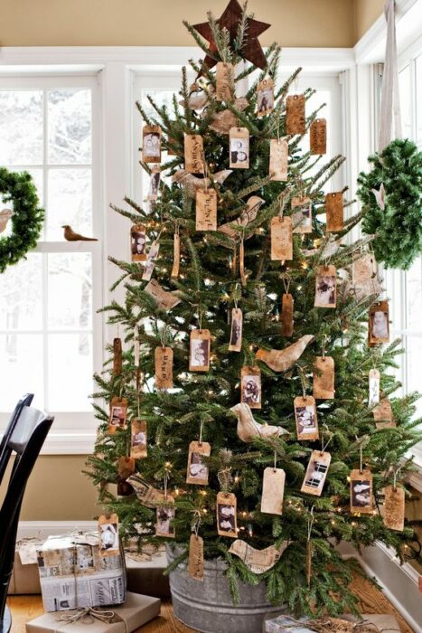 Pinito navideño decorado con fotografías familiares; ideas para decorar tu arbolito de Navidad