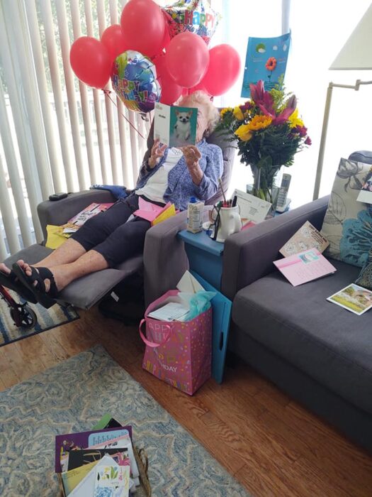 Eileen Delaney leyendo sus tarjetas de felicitación el día de su cumpleaños