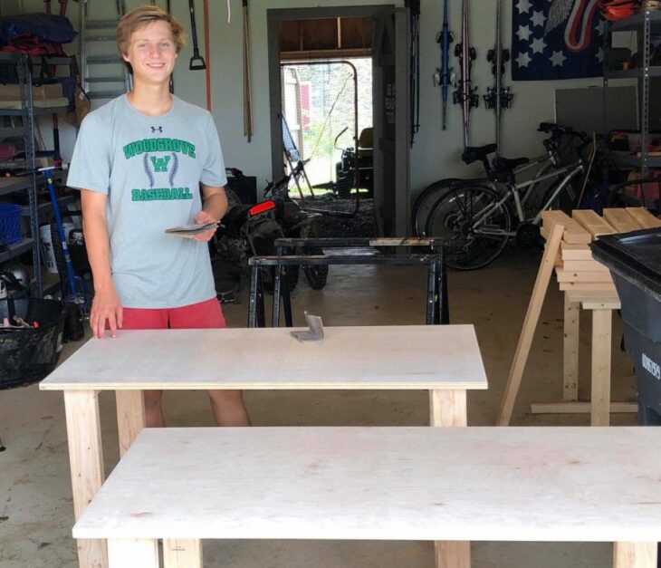 Colby Samide lijando uno de los escritorios de madera que el mismo construyó