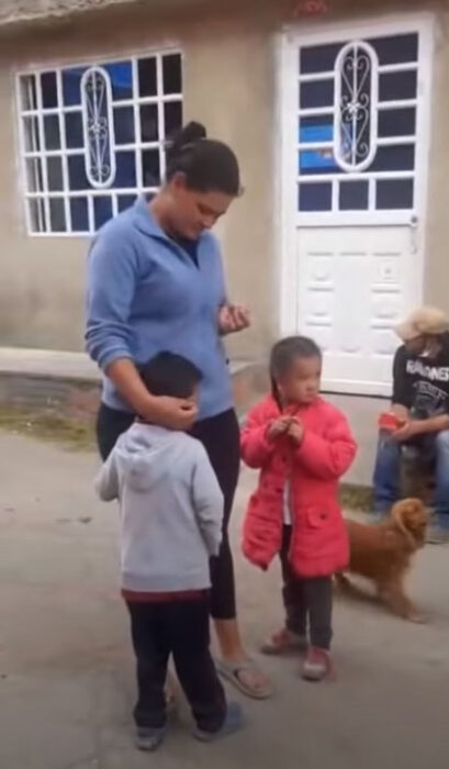 Santiago con su madre y su hermana 