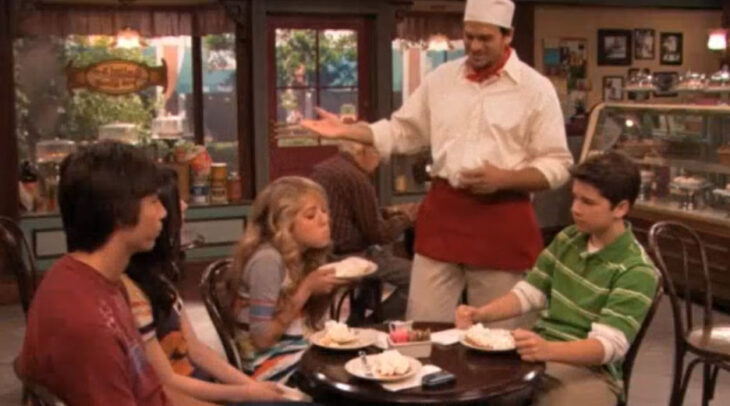 Escena de 'iCarly' en la que los personajes comen el rico pay de coco de Galinis