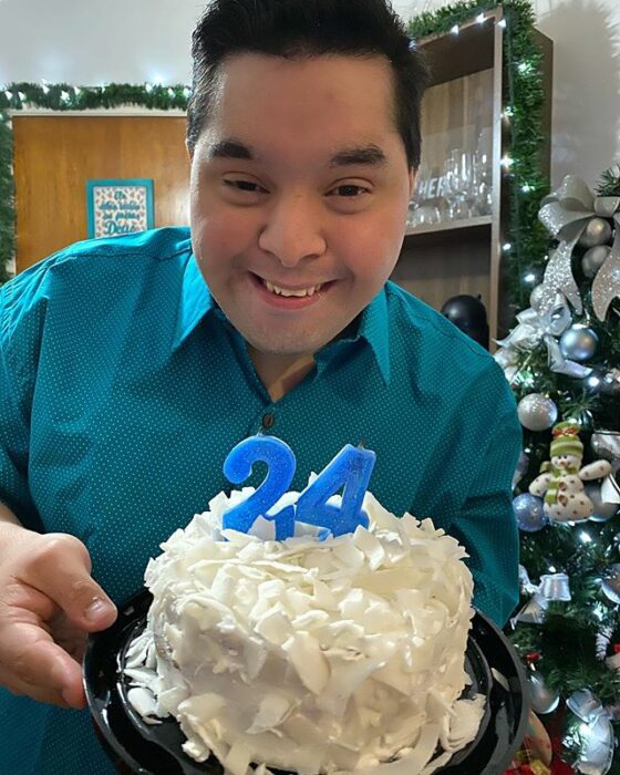 Gabriel con su pastel de 24 años